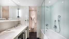 Crowne Plaza Duesseldorf Neuss Bathroom Premium room