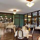 Elegantes Frühstückszimmer mit gedeckten Tischen, stilvollen Stühlen und dekorativen Kerzenleuchtern.