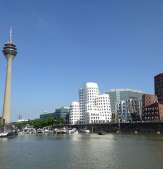 Blick auf Hafen und Turm in Düsseldorf