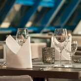 Elegante Tischdekoration mit Gläsern und Servietten in einem stilvollen Hotelrestaurant.