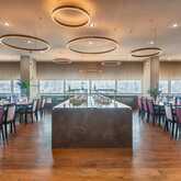 Ein elegantes Restaurant mit modernen Hängelampen und gedeckten Tischen strahlt eine einladende Atmosphäre aus.
