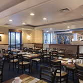 Moderne Restaurantansicht mit eleganten Tischen und Stühlen, bereit für Gäste.