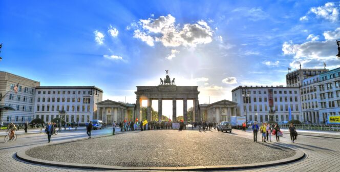 Blick auf Brandenburger Tor bei Sonne