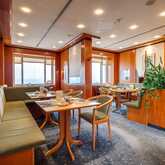 Der helle und einladende Frühstücksbereich des Congress Hotel Chemnitz, wo ein reichhaltiges Buffet für den perfekten Start in Ihren Tag wartet, präsentiert von der GCH Hotel Group.