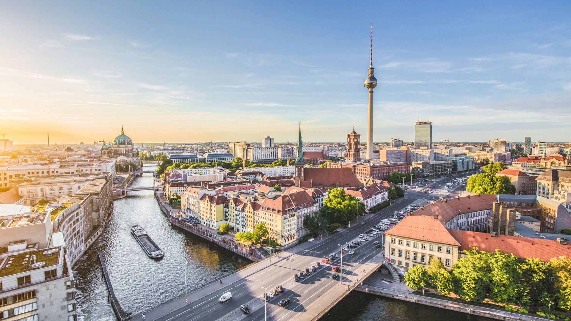 Blick auf Berlin mit Spree und Fernsehturm