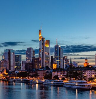 Blick auf Skyline von Frankfurt am Main am Abend