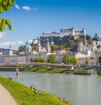 Uferblick auf Schloss in Salzburg