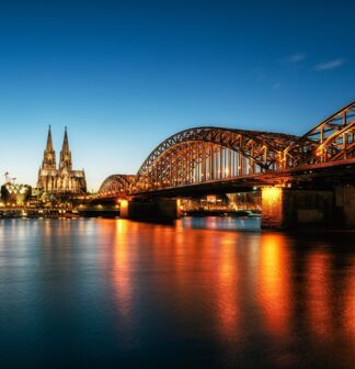 Hohernzollernbrücke über den Rhein am Abend in Köln