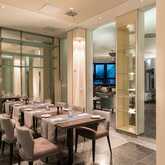 Elegantes Restaurant im Hotel mit gedeckten Tischen und stilvoller Beleuchtung, ideal für ein gehobenes Abendessen.