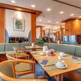 Frühstücksbereich im Congress Hotel Chemnitz, wo Komfort und Genuss auf Sie warten, präsentiert von der GCH Hotel Group.