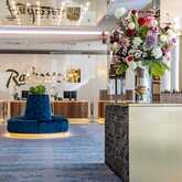 Die elegante Lobby des Radisson mit Blumendekor und stilvoller Einrichtung empfängt Gäste in moderner Atmosphäre.