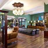Die stilvolle Lobby mit Ledermöbeln und einer Bar lädt zum Verweilen ein, während dekorative Details Eleganz verleihen.