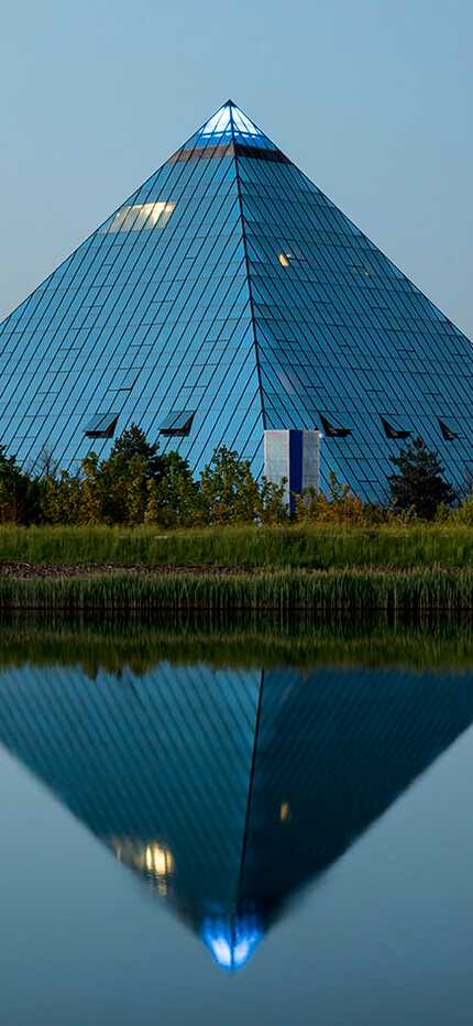 Das Excelsior Hotel Nürnberg Fürth beeindruckt mit seiner pyramidenförmigen Glasfassade, die sich im Wasser spiegelt.