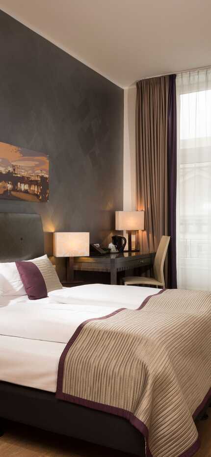 Ein elegantes Superior-Zimmer mit einem gemütlichen Doppelbett und stilvoller Einrichtung lädt zum Entspannen ein.