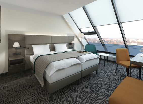 Ein modernes Hotelzimmer in Nürnberg mit einem großen Bett und Panoramafenster, das einen weiten Ausblick bietet.