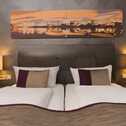Ein Deluxe-Zimmer mit zwei Einzelbetten und stilvoller Beleuchtung sorgt für gemütlichen Komfort.