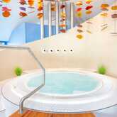 Ein luxuriöser Jacuzzi mit bunten Dekorationen an der Decke lädt zur Entspannung ein.