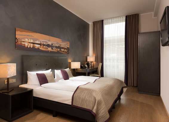 Ein elegantes Superior-Zimmer mit einem gemütlichen Doppelbett und stilvoller Einrichtung lädt zum Entspannen ein.