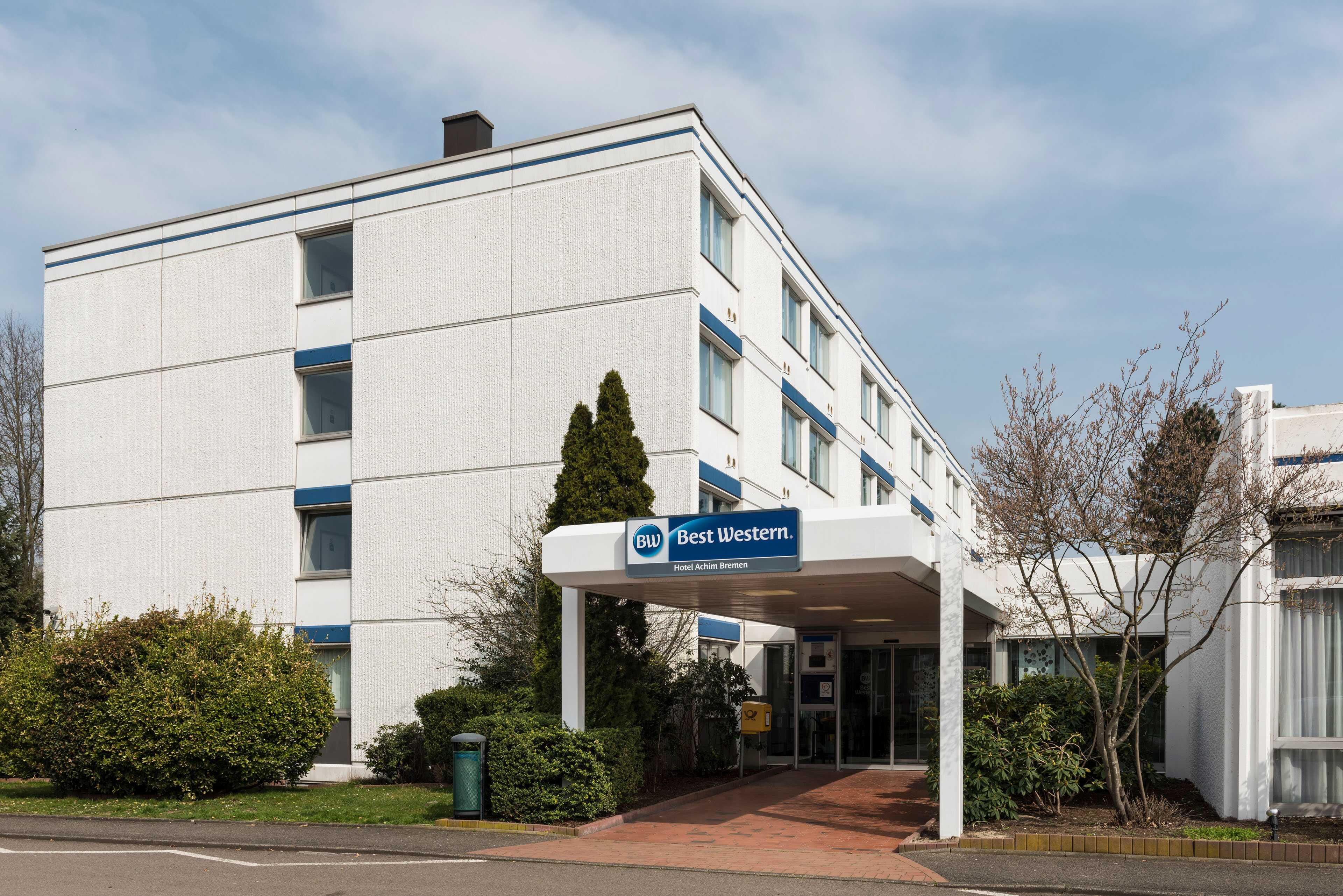 Exterior view of Best Western Hotel Achim Bremen with white façade and blue accents on the windows.