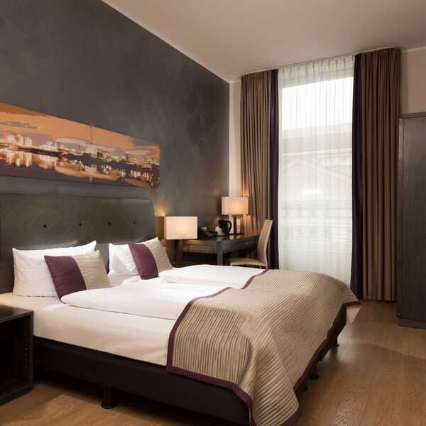 Ein elegantes Superior-Zimmer mit einem gemütlichen Doppelbett und stilvoller Einrichtung lädt zum Entspannen ein.