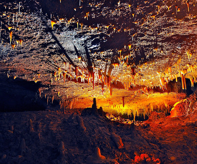 Illuminated cave | © Pexels | Peter de Vink