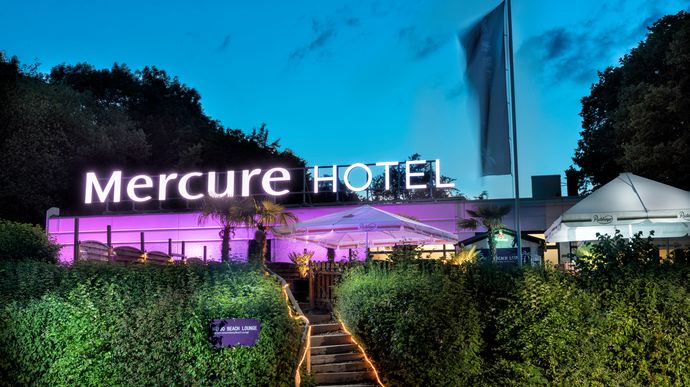 Mercure Hotel Bielefeld Außenansicht bei Nacht