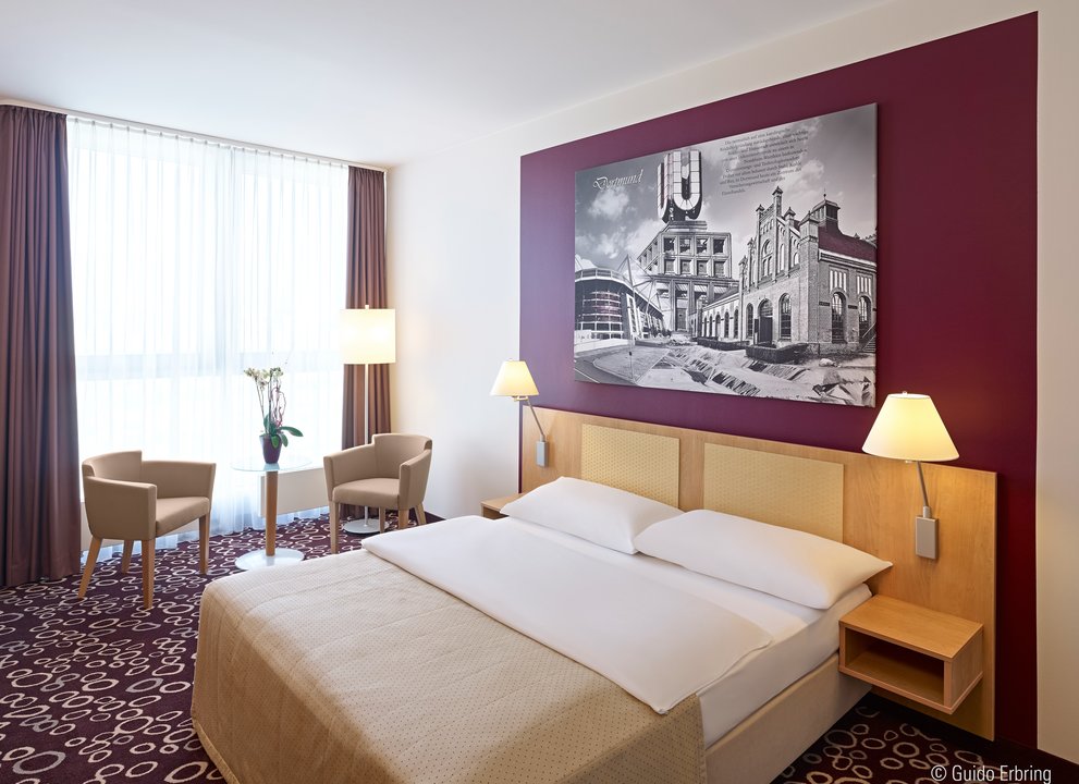 Mercure Hotel Dortmund City - Doppelzimmer, Bett rechts | © ABACApress/Guido Erbring