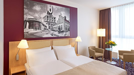 Mercure Hotel Dortmund City - double room, bed on the left | © ABACApress/Guido Erbring