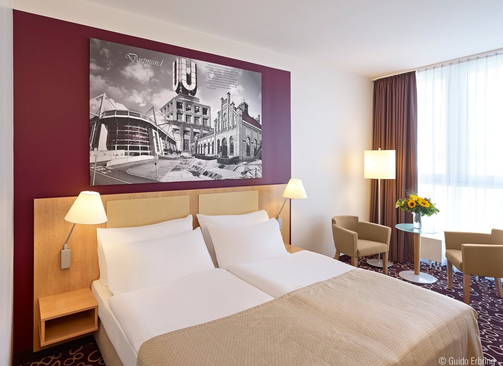Mercure Hotel Dortmund City - Doppelzimmer, Bett links | © ABACApress/Guido Erbring
