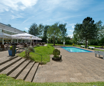 Mercure Hotel Saarbruecken Sued terrace with the pool