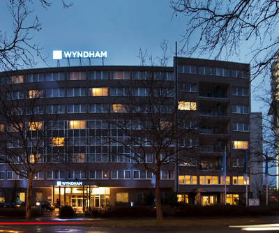 Wyndham Hannover Atrium Exterior