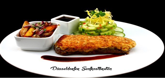 Serviervorschlag: Düsseldorfer Senfrostbraten mit Bratkartoffeln und Gurkensalat | © Crowne Plaza Düsseldorf - Neuss